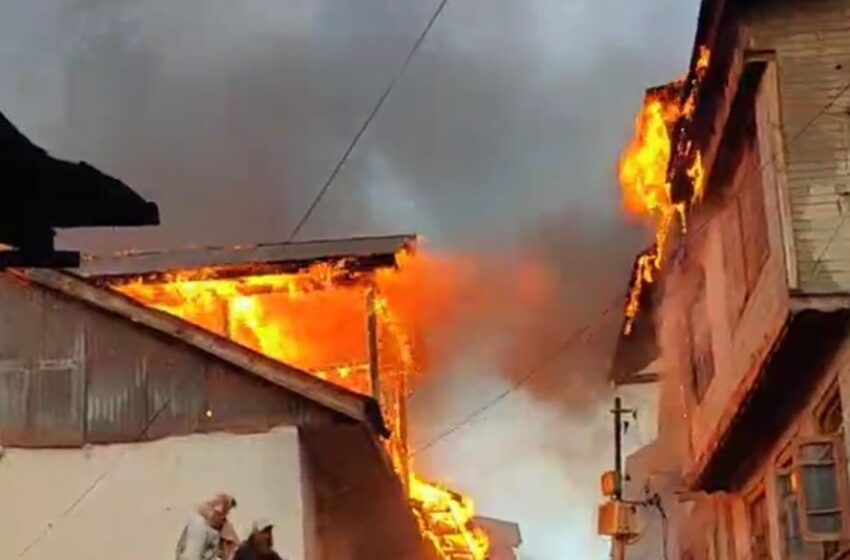  Massive fire breaks out in old town Baramulla