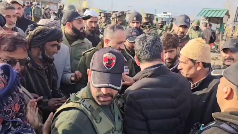  Protesters block Jammu-Srinagar Highway demanding action on deaths of 2 brothers