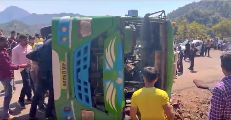  30 injured as mini-bus turns turtle in Reasi