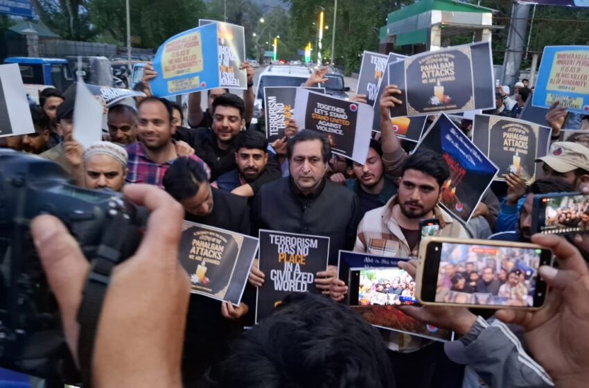  Sajad Lone leads JKPC’s candlelight vigil in Srinagar’s Polo View to condemn Pahalgam massacre.