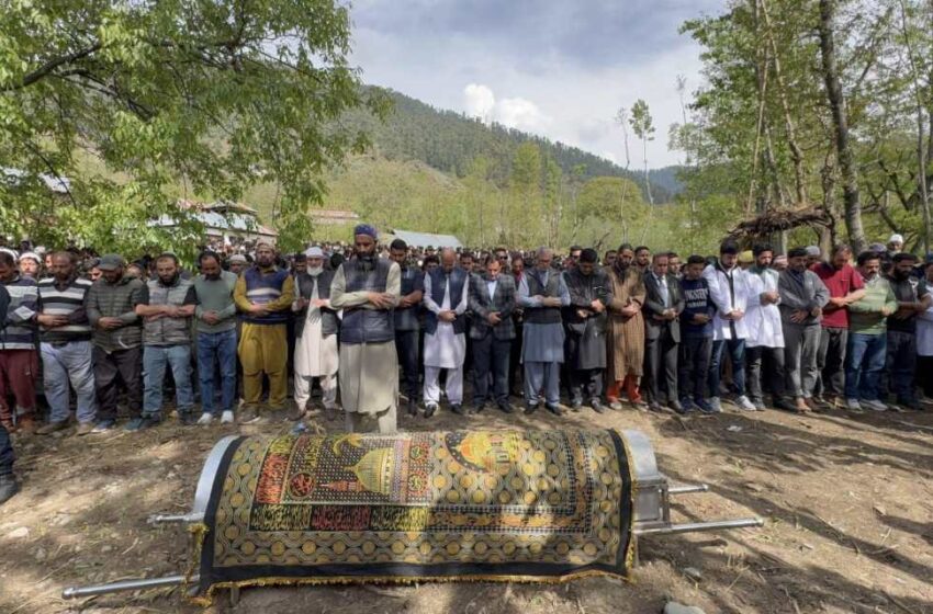  Omar Abdullah attends funeral of pony ride operator killed in Pahalgam attack