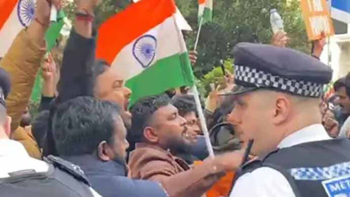  Indian, Pakistani Protesters Face Off In London; Pak Diplomatic Official Makes Threatening Gestures