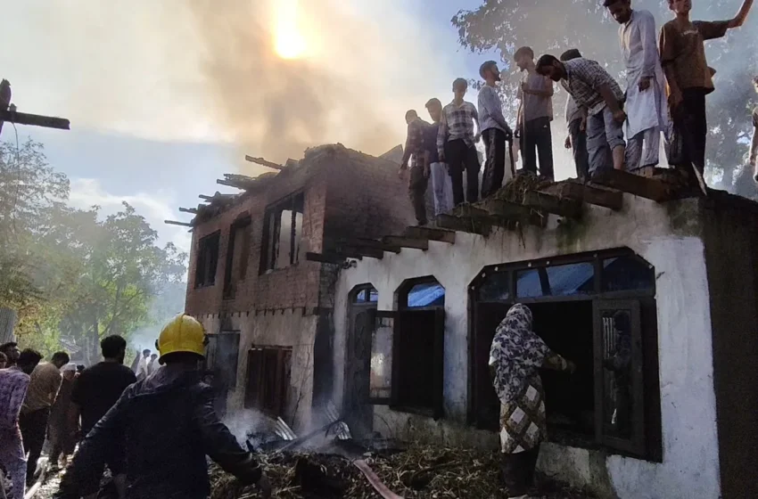  3 houses damaged, 3 firefighters injured in massive fire in Budgam village
